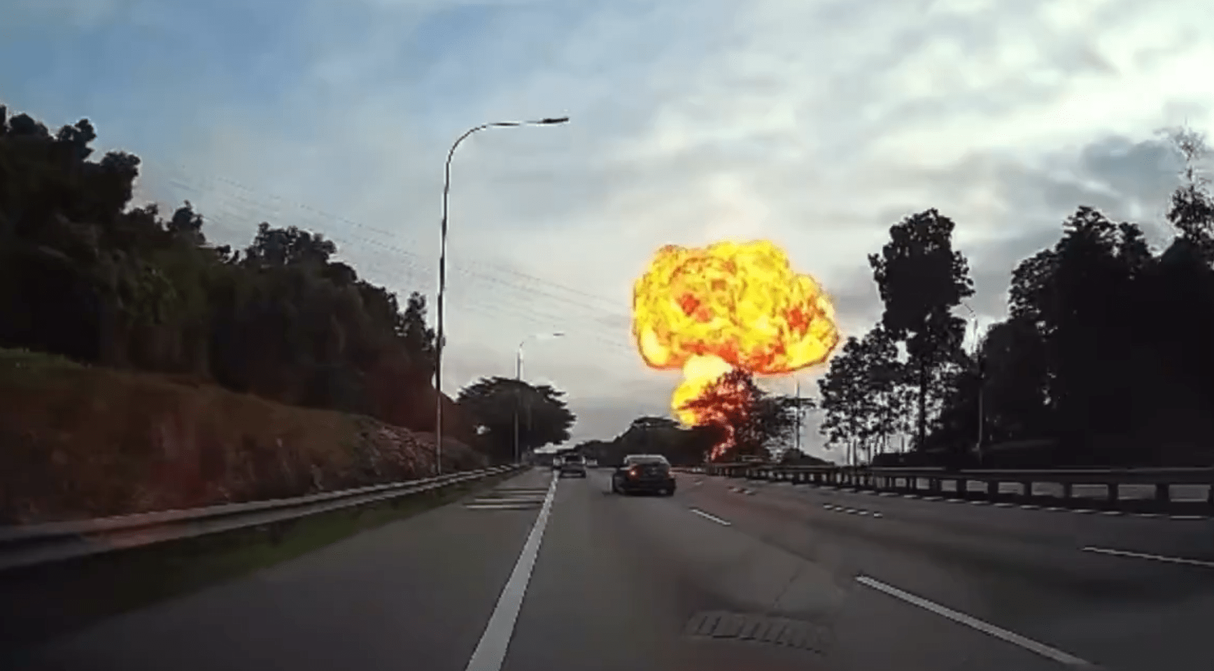 Paip Gas Di Puchong Terbakar, Penduduk Sekitar Dipindahkan